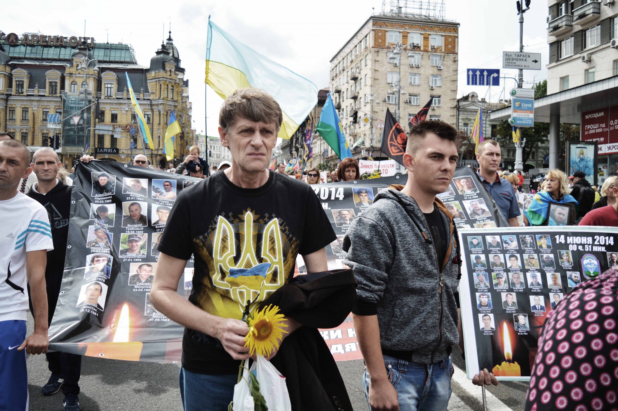 Relatives of soldiers killed in Donbas war march in alternative “parade ...
