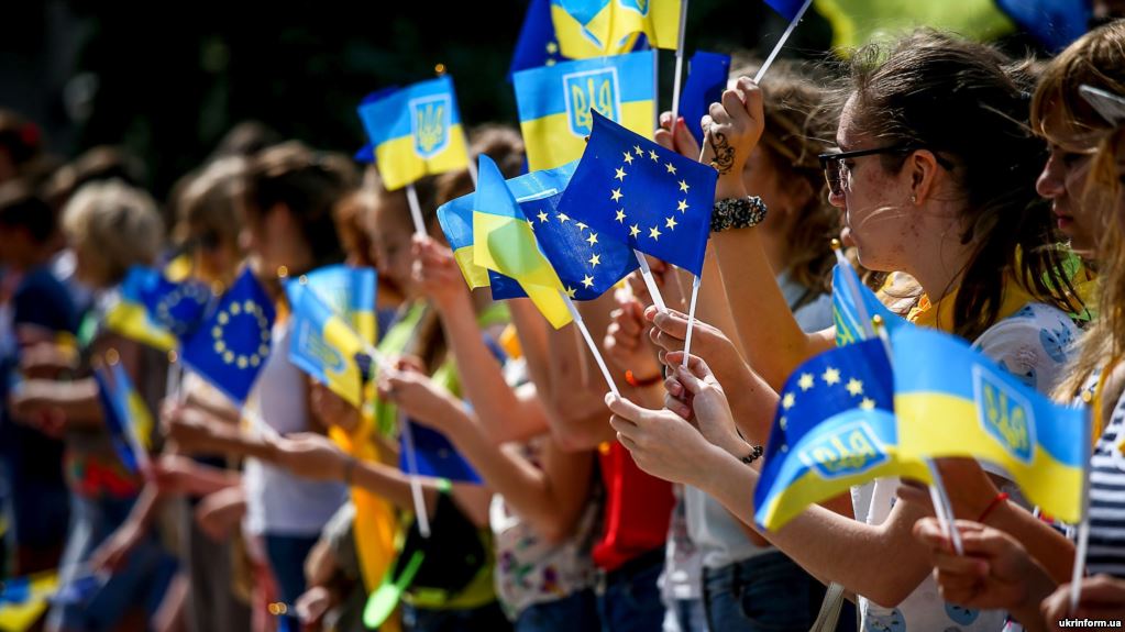 Ukrainians celebrate the introduction of the visa-free regime between Ukraine and the EU in June 2017. Photo: ukrinform.ua