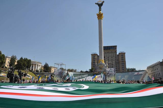 World’s largest flag of Chechen Republic of Ichkeria unraveled in central Kyiv