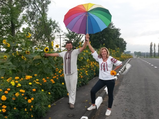 Ukrainian artist planted flowers along 400 km of highways to make life happier
