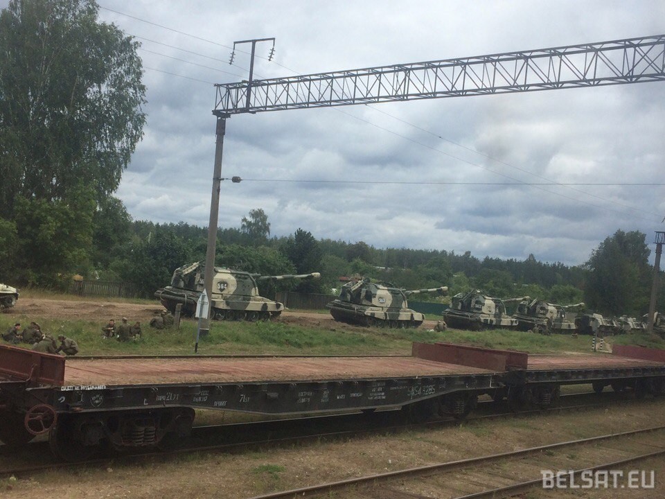 Russian self-propelled guns in Vereitsy, Belarus during Zapad-2017 (Image: belsat.eu)