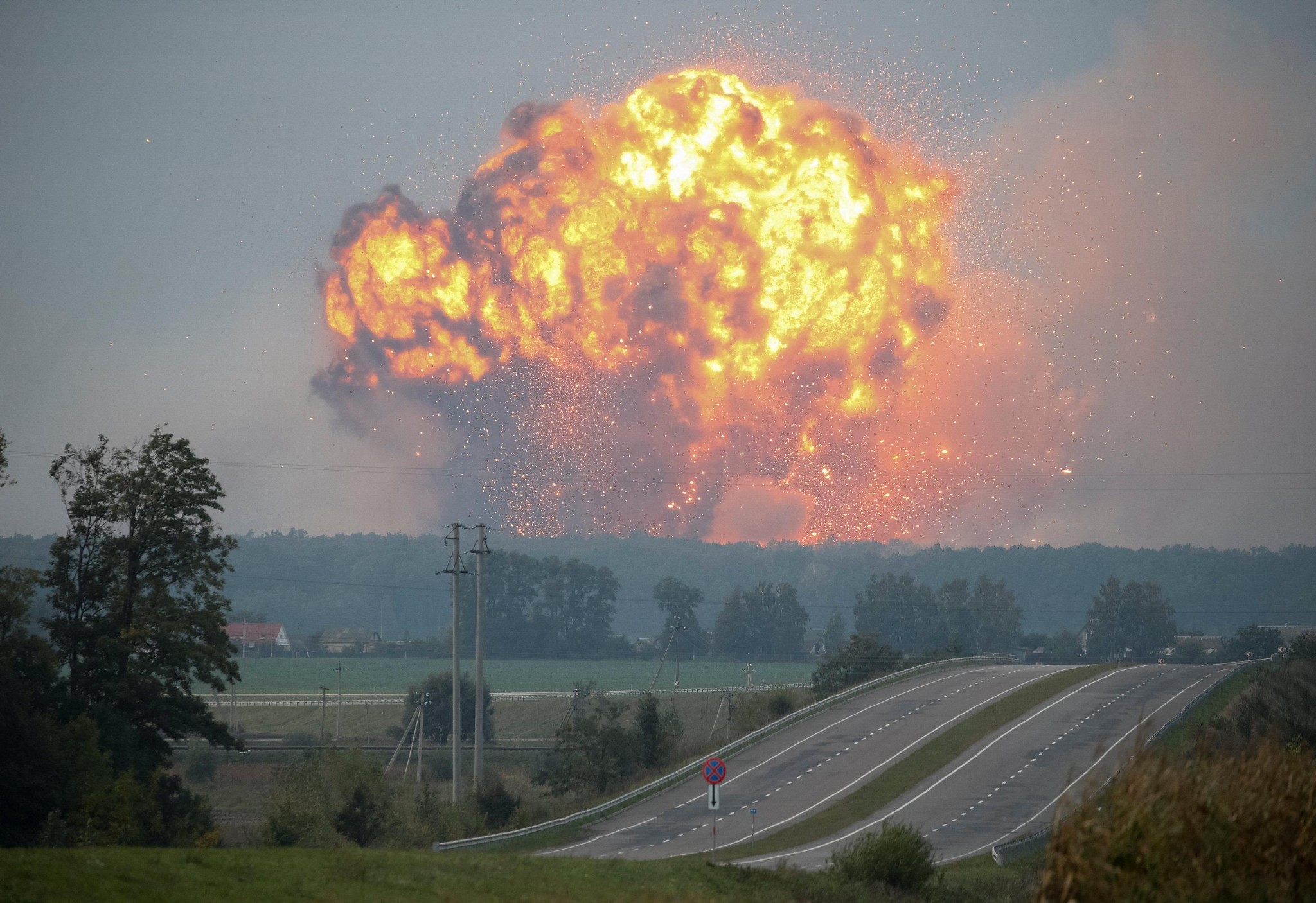 Ukraine’s second biggest munitions depot on fire, 30’000 evacuated ~~