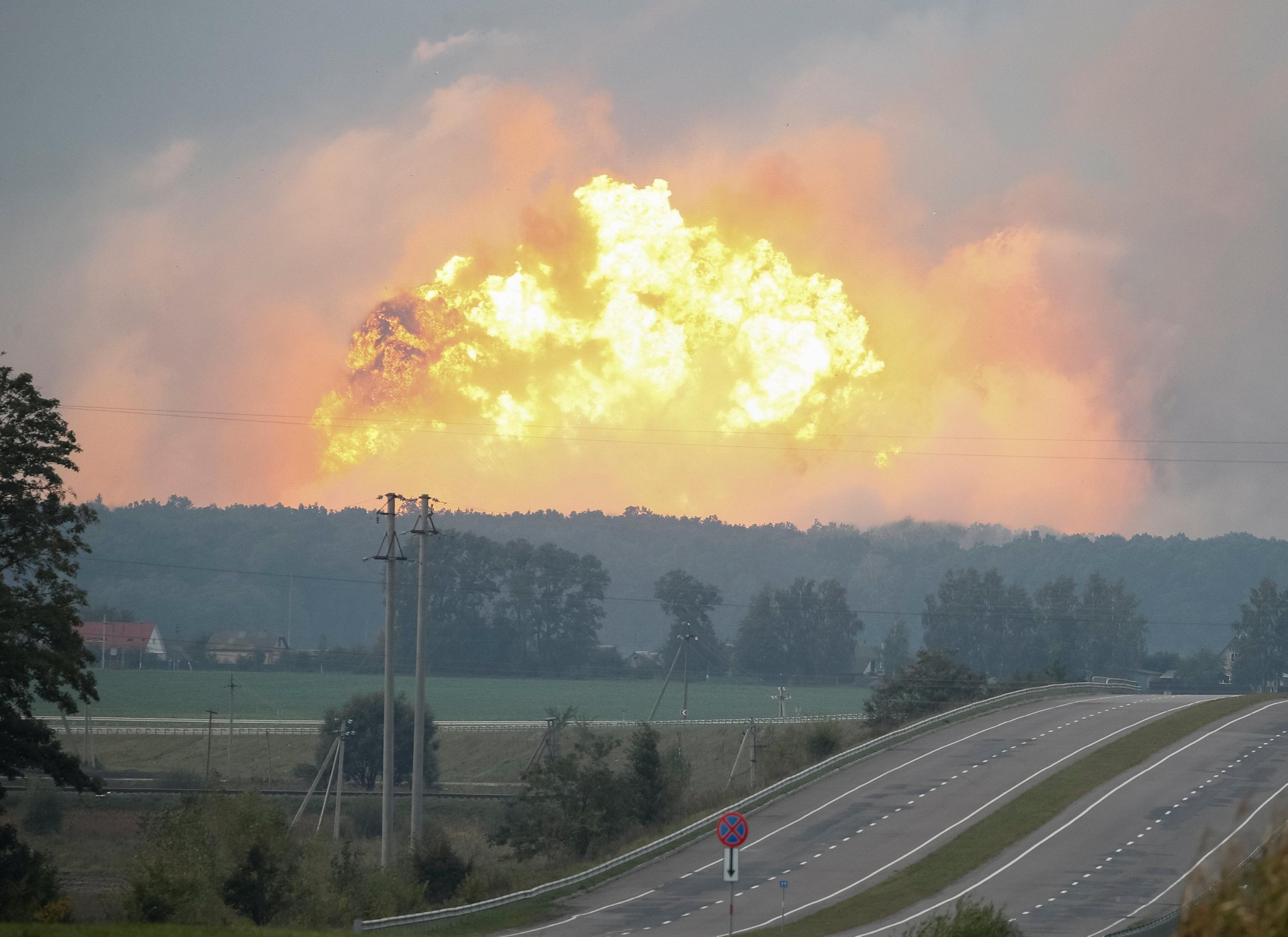 Ukraine’s second biggest munitions depot on fire, 30’000 evacuated ~~