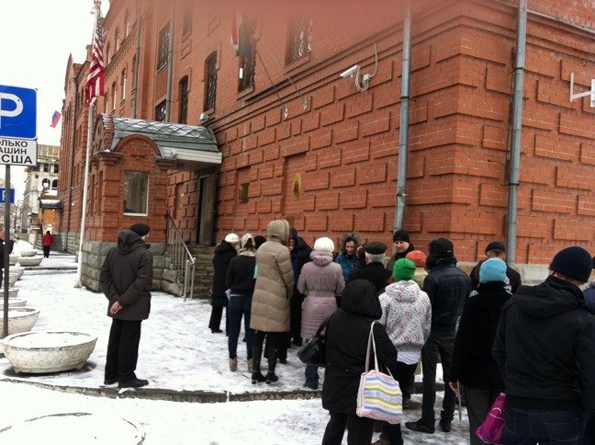 A line for US visas at the US General Consulate in Yekaterinburg. From 1 September 2017, issuance of US visas has been limited to the Moscow consulate. (Image: afterempire.com)