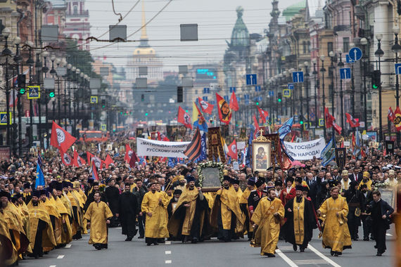 Russian Orthodox procession with protest signs against the film Mathilda in St. Petersburg, Russia, September 2017. (Image: vedomosti.ru)