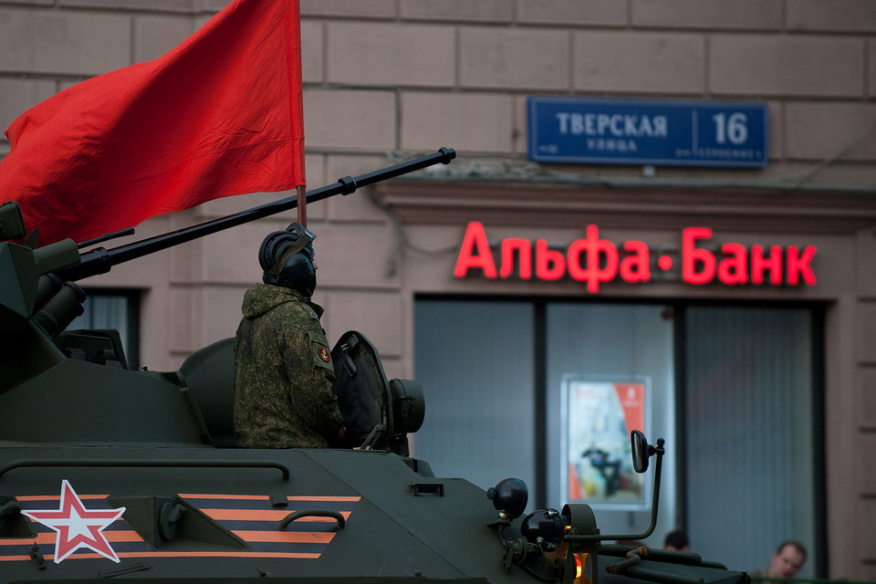 A Russian military vehicle in front of an Alfa-Bank office in Moscow, Russia (Image: vedomosti.ru)