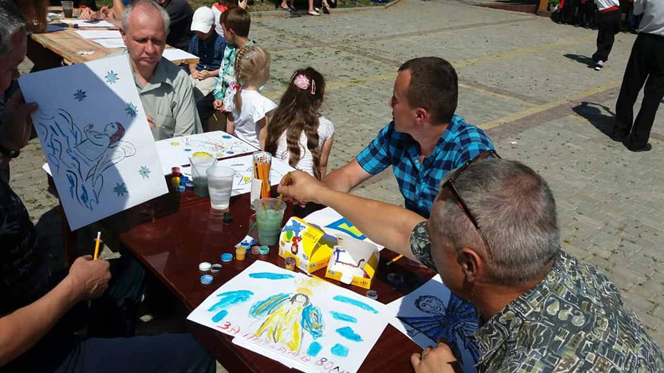 Ukrainian artist helps veterans forget troubles & bad thoughts in art therapy rehab ~~