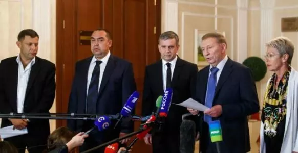 A meeting of the Trilateral Contact Group in Minsk on 18.11.2015. From left to right: "DNR" representative Aleksandr Zakharchenko, "LNR" representative Leonid Plotnitsky, Russia's ambassador to Ukraine Mihail Zurabov, ex-Ukrainian President Leonid Kuchma, OSCE special representative Heidi Tagliavini. Photo: rbc.ua