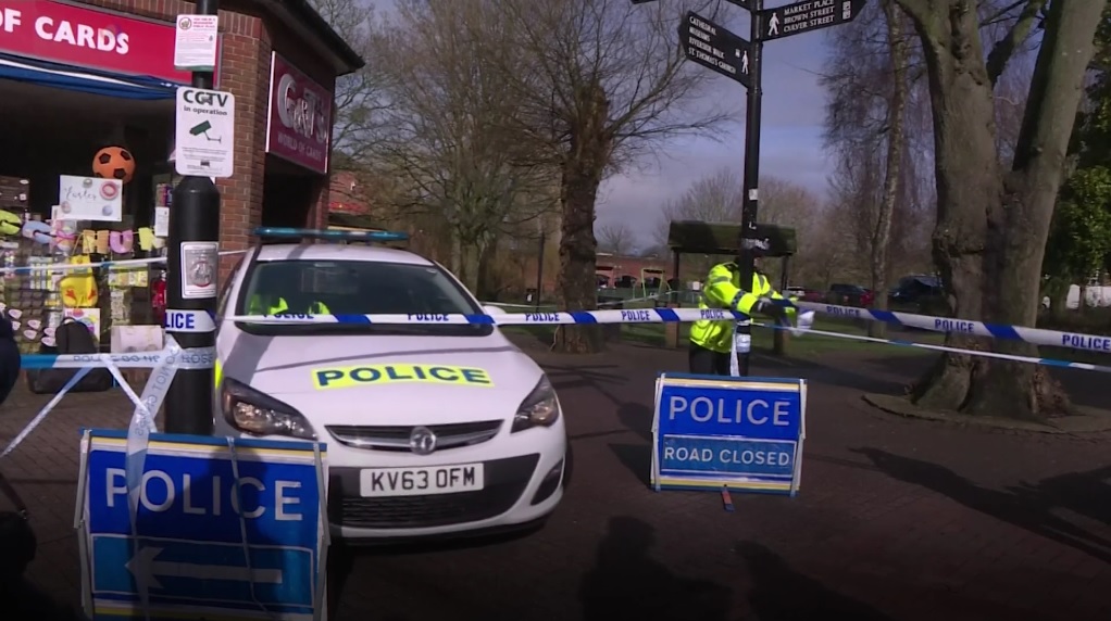 A British policeman roping off the scene of the chemical weapon attack targeting Sergei Skripal and his daughter in Salisbury, Wiltshire, England on March 4, 2018 (Image: video capture)