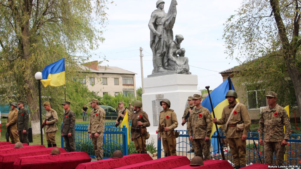 Remains of WW2 soldiers honoured & re buried near Sloviansk, Donetsk Oblast
