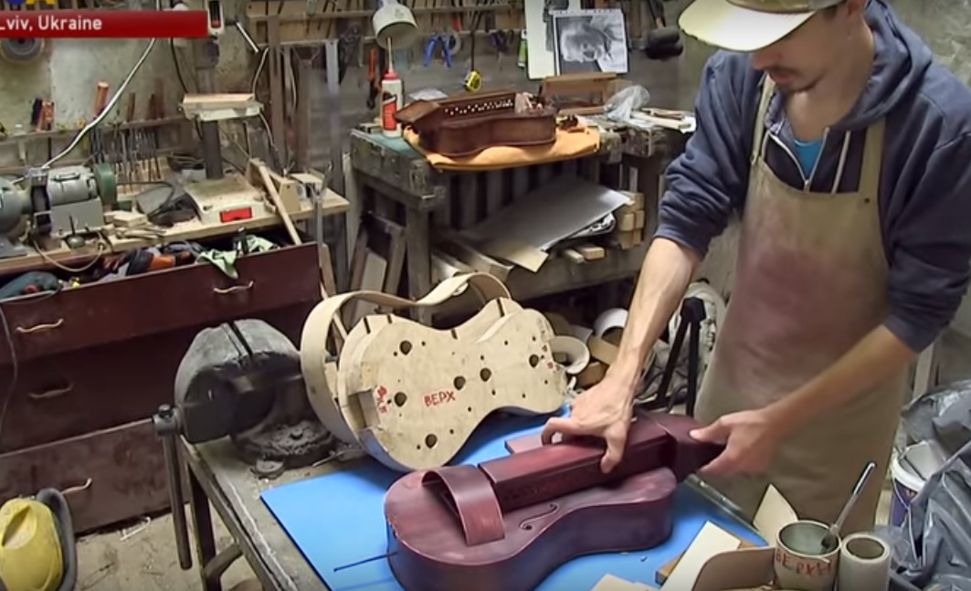 Craftsman from Lviv makes hurdy gurdies
