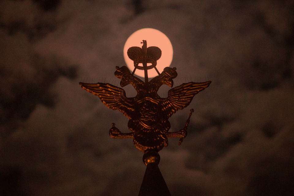 Russian state crest in front of full moon (Image: vedomosti.ru)