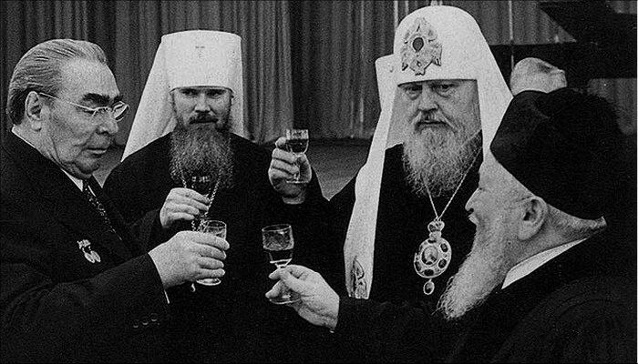 The head of the Soviet Communist party and state Leonid Brezhnev with hierarchs of the Russian Orthodox Church of Moscow Patriarchate then-Metropolitan Alexy II and Patriarch Pimen, and the head of the Moscow Choral Synagogue Rabbi Jakov Fishman at the reception celebrating the 60th anniversary of the Communist Revolution of 1917 on October 7, 1977 (Photo: Wikipedia)