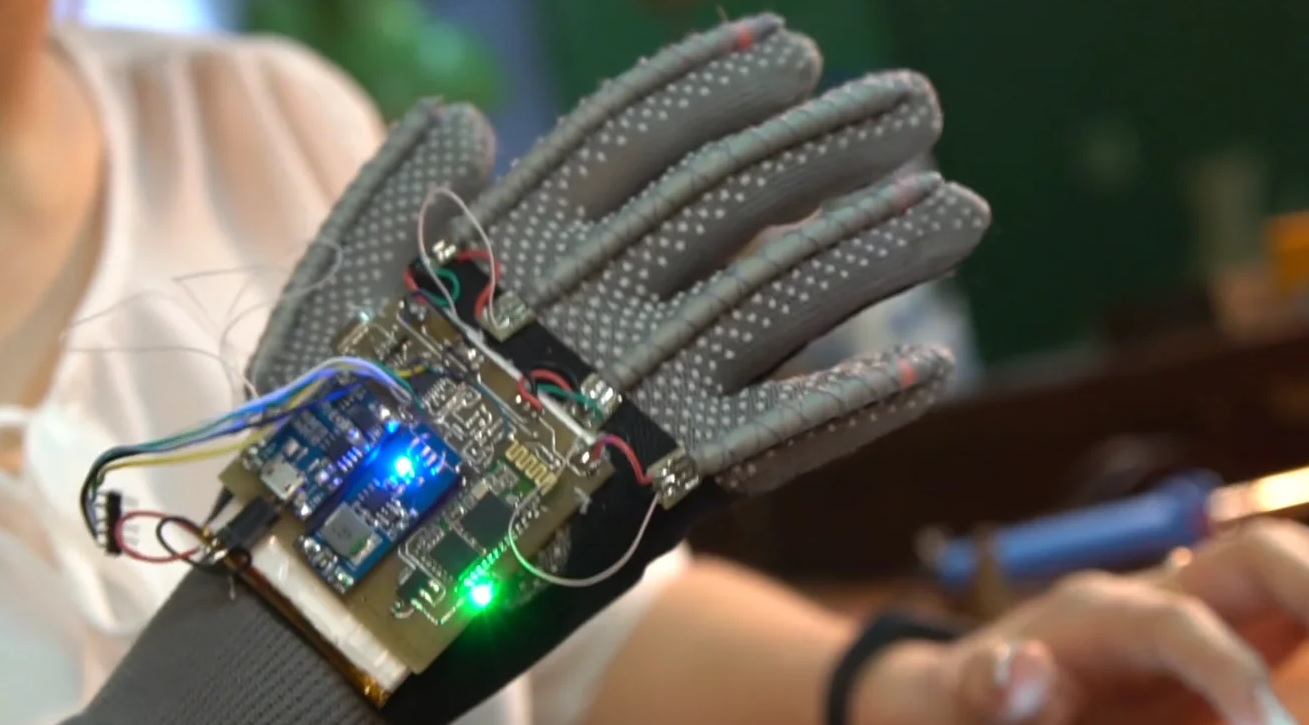 Ukrainian 20 year old inventor’s glove translates finger signs to speech / #Being20