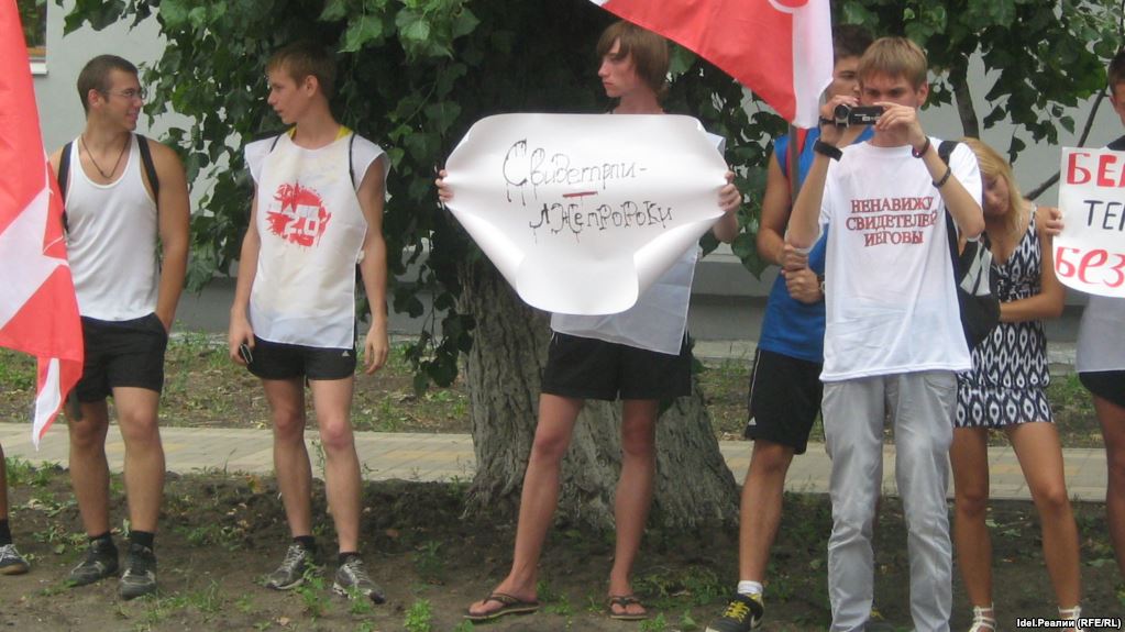 The Russian government-sponsored youth groups like "Nashi" continue to promote hatred against the Jehovah’s Witnesses. In this demonstration, they were wearing t-shirts declaring “I hate the Jehovah’s Witnesses” and “Honk if you’re against the Witnesses.” (Photo: Idel.Realii - RFE/RL)