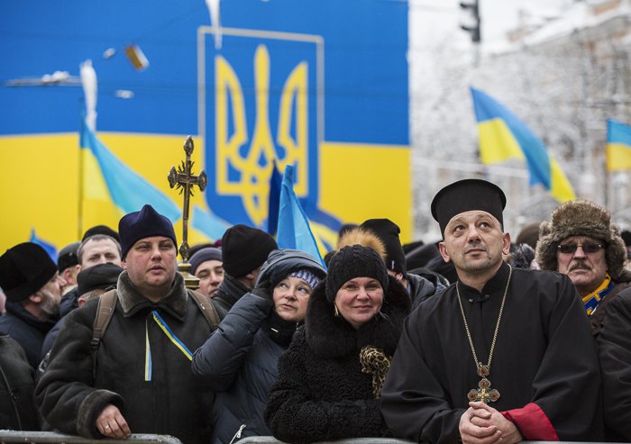 New independent church and Moscow Patriarchate vie for parishes in Ukraine