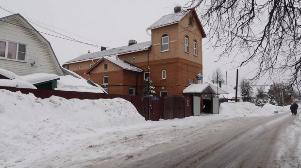 The only church of the Orthodox Church of Ukraine in Russia is located in Noginsk, about 20 miles east of Moscow, in a makeshift facility after the parishioners were thrown out of their original church building by OMON police on orders of the mayor of Moscow at the time, Yuri Luzhkov. (Photo: 24tv.ua)