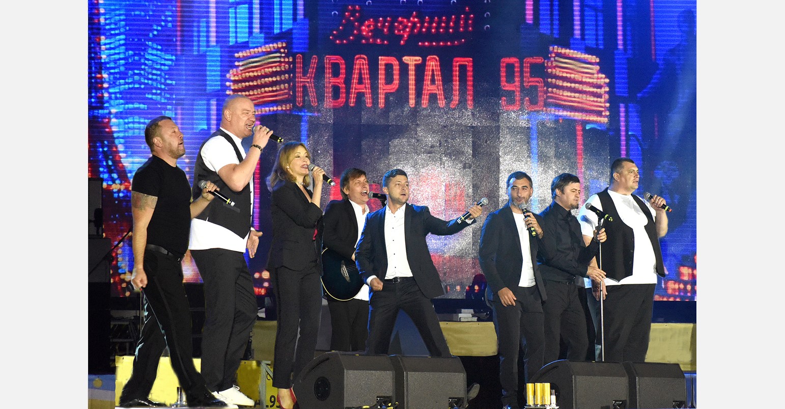 Volodymyr Zelenskyi (center) performing on stage with his comedy group KVARTAL 95 in August 2018 (Photo: Vadym Chupryna / Wikipedia)