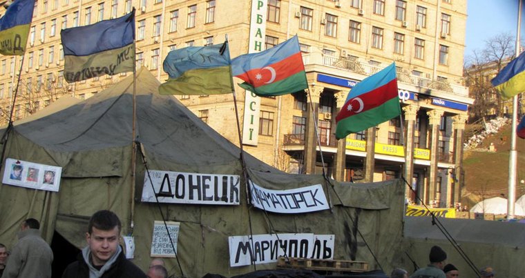 Azerbaijani flags at the Euromaidan. Photo: yenicag.ru