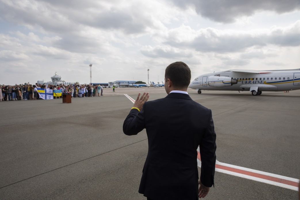 Ukrainian President Volodymyr Zelenskyy walking toward the plane that just delivered freed Ukrainians from Moscow as part of a prisoner exchange between Russia and Ukraine. Kyiv Airport Boryspil, 7 September 2019. (Photo: president.gov.ua)