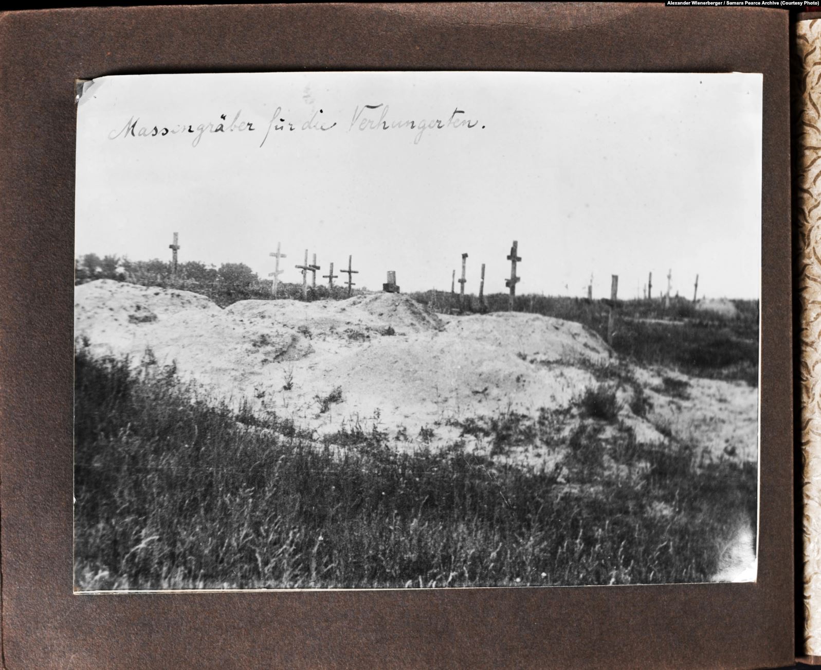 “Mass graves for the starving” (caption by Wienerberger). Near Kharkiv, 1933. Photo: Alexander Wienerberger, first publication. Courtesy of Samara Pearce
