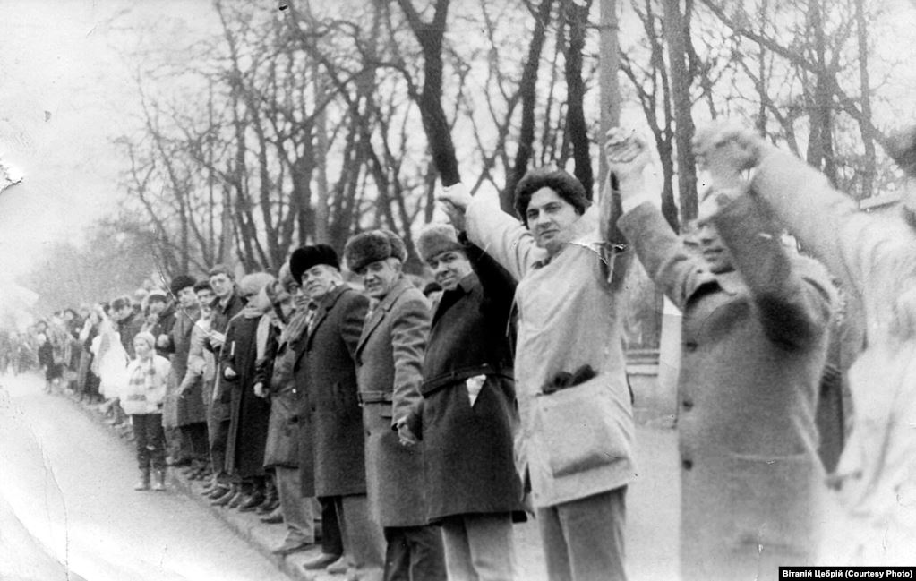 How Ukrainians created human chain in late USSR to mark anniversary of Ukraine’s unification: archival photographs