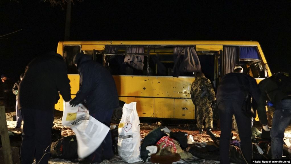 Тіла пасажирів рейсового автобусу, які були вбиті внаслідок ракетного удару російських гібридних сил. Загинуло 12 (за іншими даними 13) людей, ще 18 були поранені. Донеччина, околиця міста Волновахи, 13 січня 2015 року