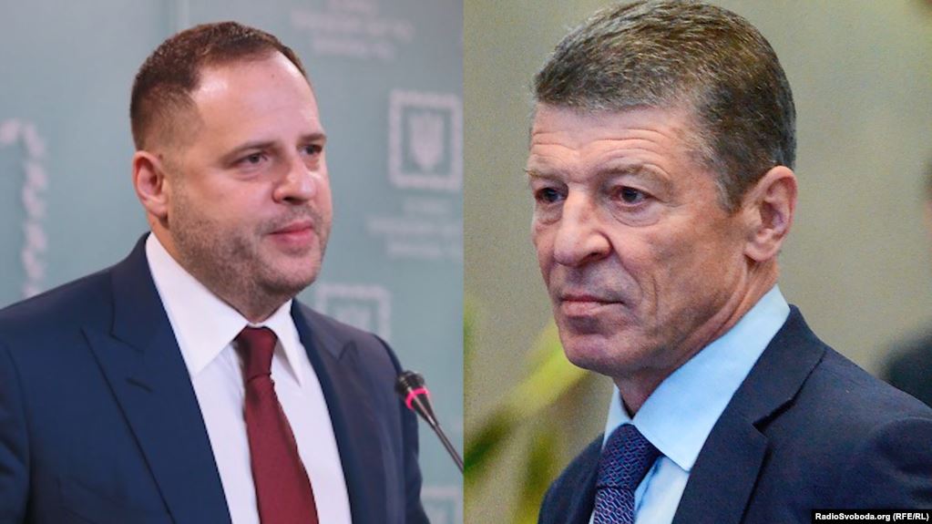 Ukrainian presidential office head Andrii Yermak (L) and Russian presidential envoy Dmitry Kozak (R)