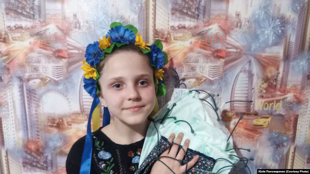 Ukrainian schoolgirl sews&distributes anti COVID 19 masks for her whole region