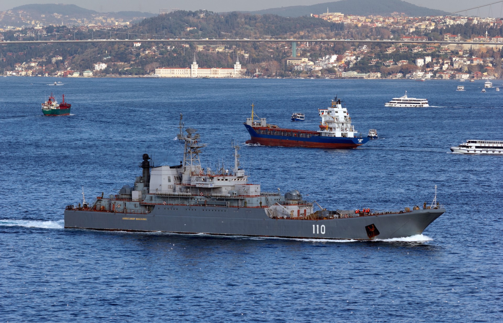 Russian Navy's Ropucha-class large landing ship going through the Bosporus Strait. Istanbul, Turkey, 2014 (Photo: Wikimedia Commons)