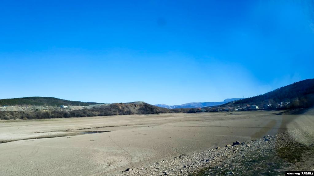 A dried-out area of the Simferopol Water Reservoir in April 2020. According to media reports, this main water storage facility for Crimea's capital city is only at one-third of its capacity for this time of the year. Photo: krymr.org (RFE/RL)