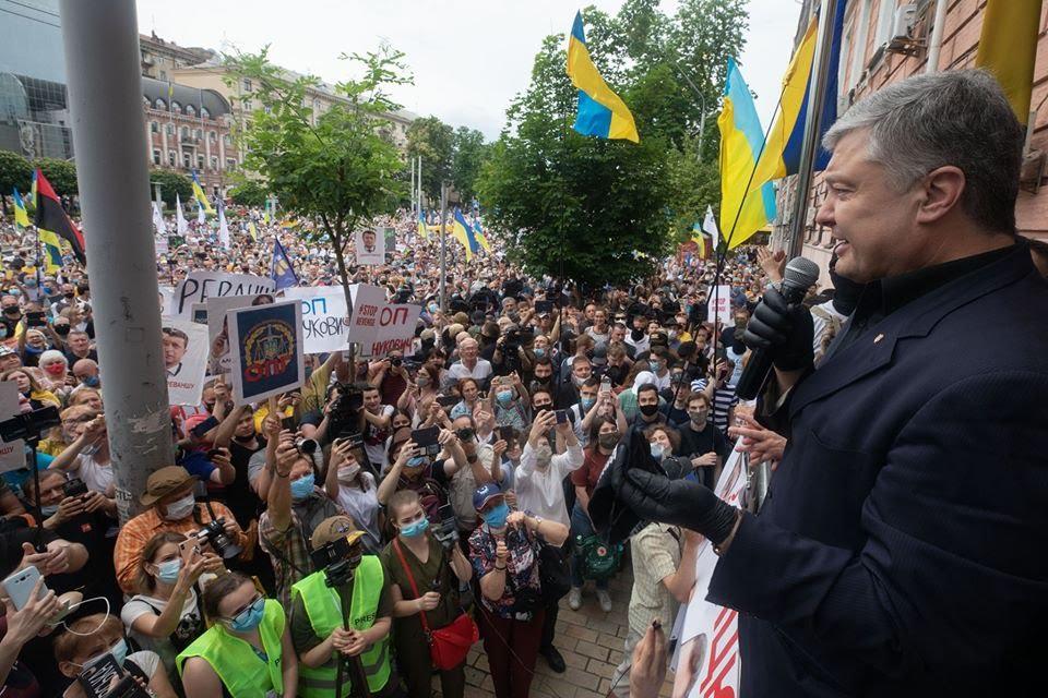 Prosecutors step back as thousands of supporters rally for Poroshenko