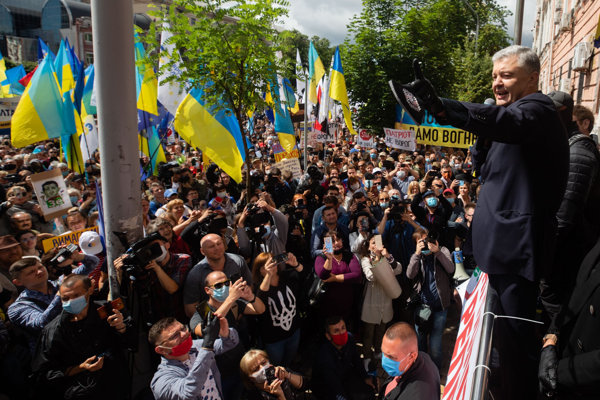Investigator closes a criminal case against Poroshenko, denouncing political pressure