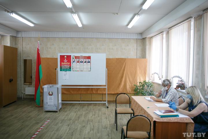 “You all know your numbers”: polling station rehearsed announcement of Belarus dictator Lukashenka’s “victory”