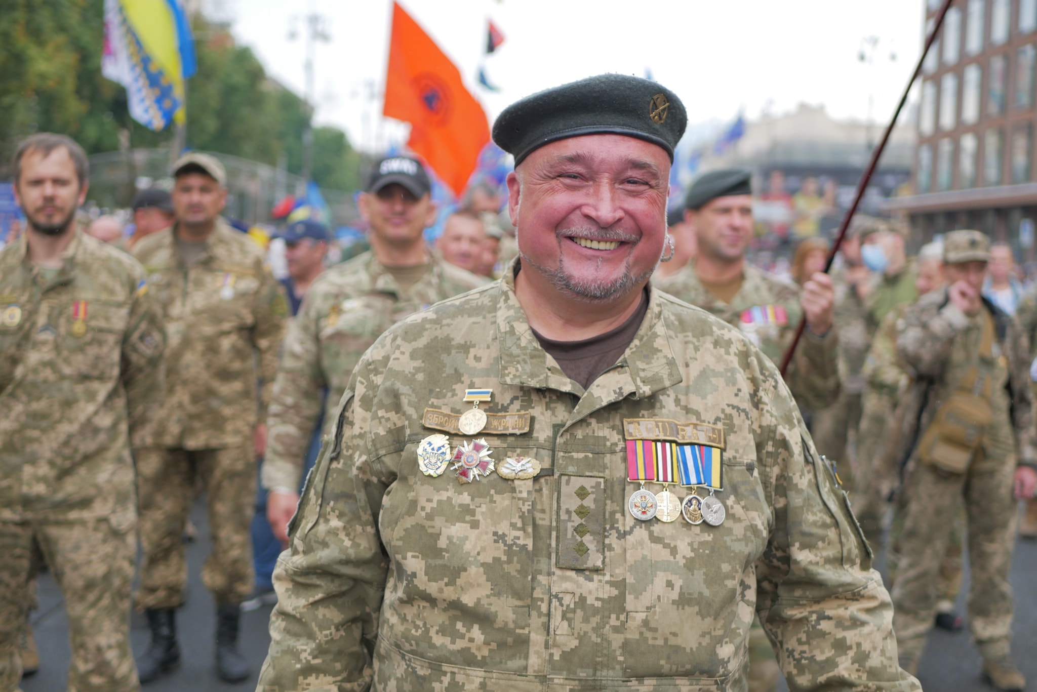 Ukrainian veterans hold record parallel parade in face of meek official Independence Day celebrations