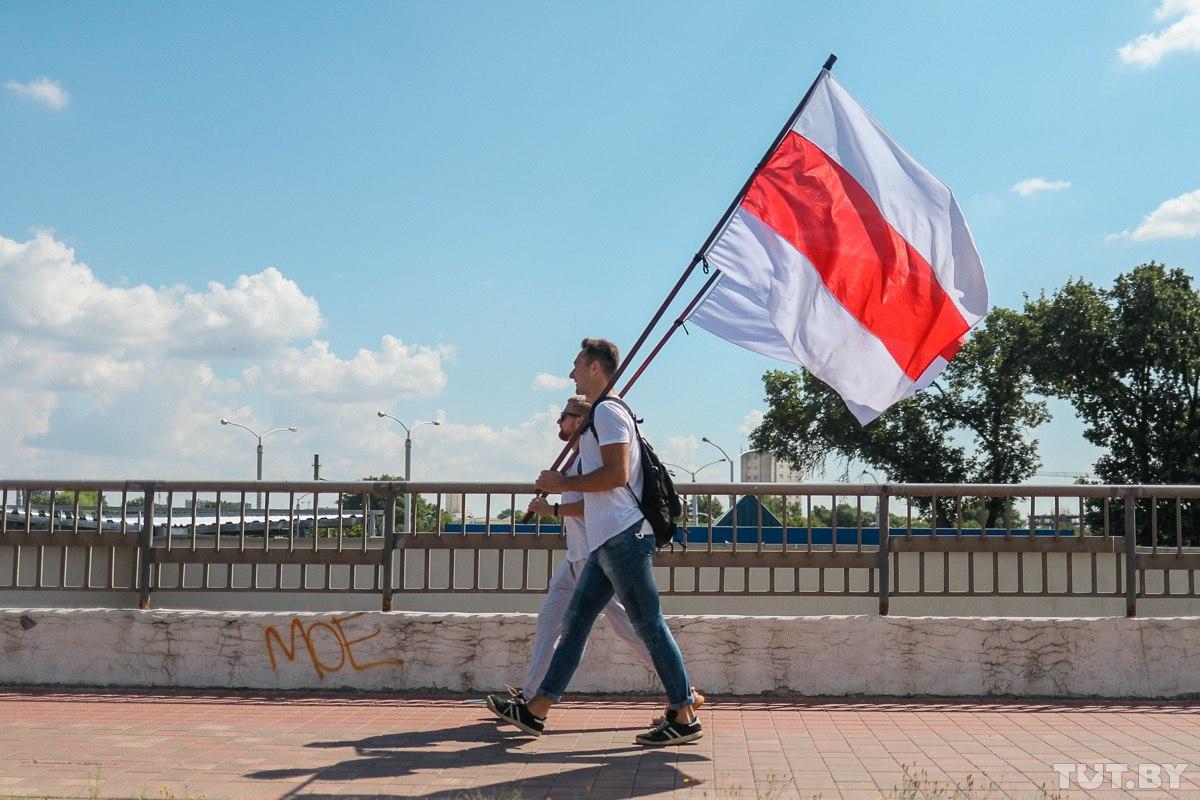 Why are protesters in Belarus using the white red white flag?