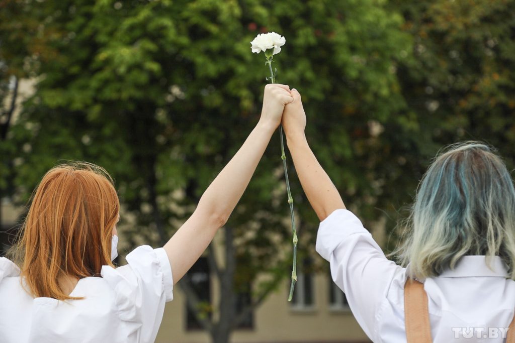 Flowers stronger than guns as “Ladies in White” protests spread throughout Belarus