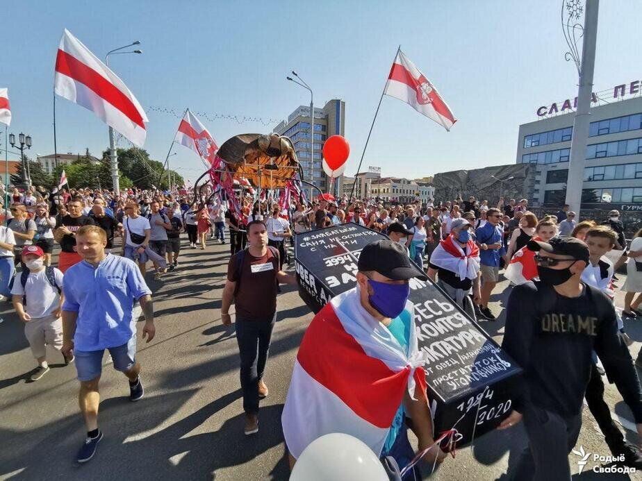 On Lukashenka’s b day, protests grow bolder while foreign journalists silenced & deported