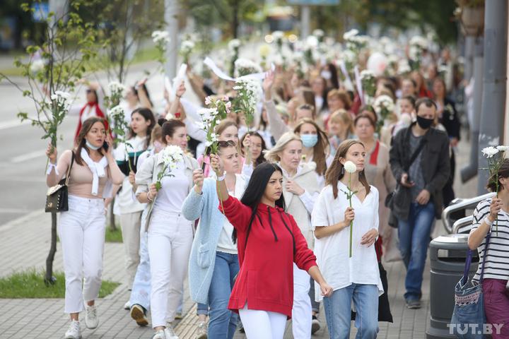 Flowers stronger than guns as “Ladies in White” protests spread throughout Belarus ~~