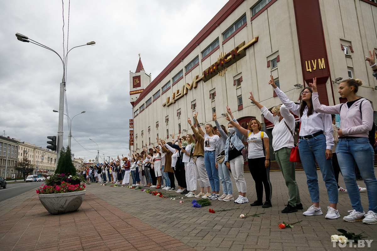 Flowers stronger than guns as “Ladies in White” protests spread throughout Belarus ~~