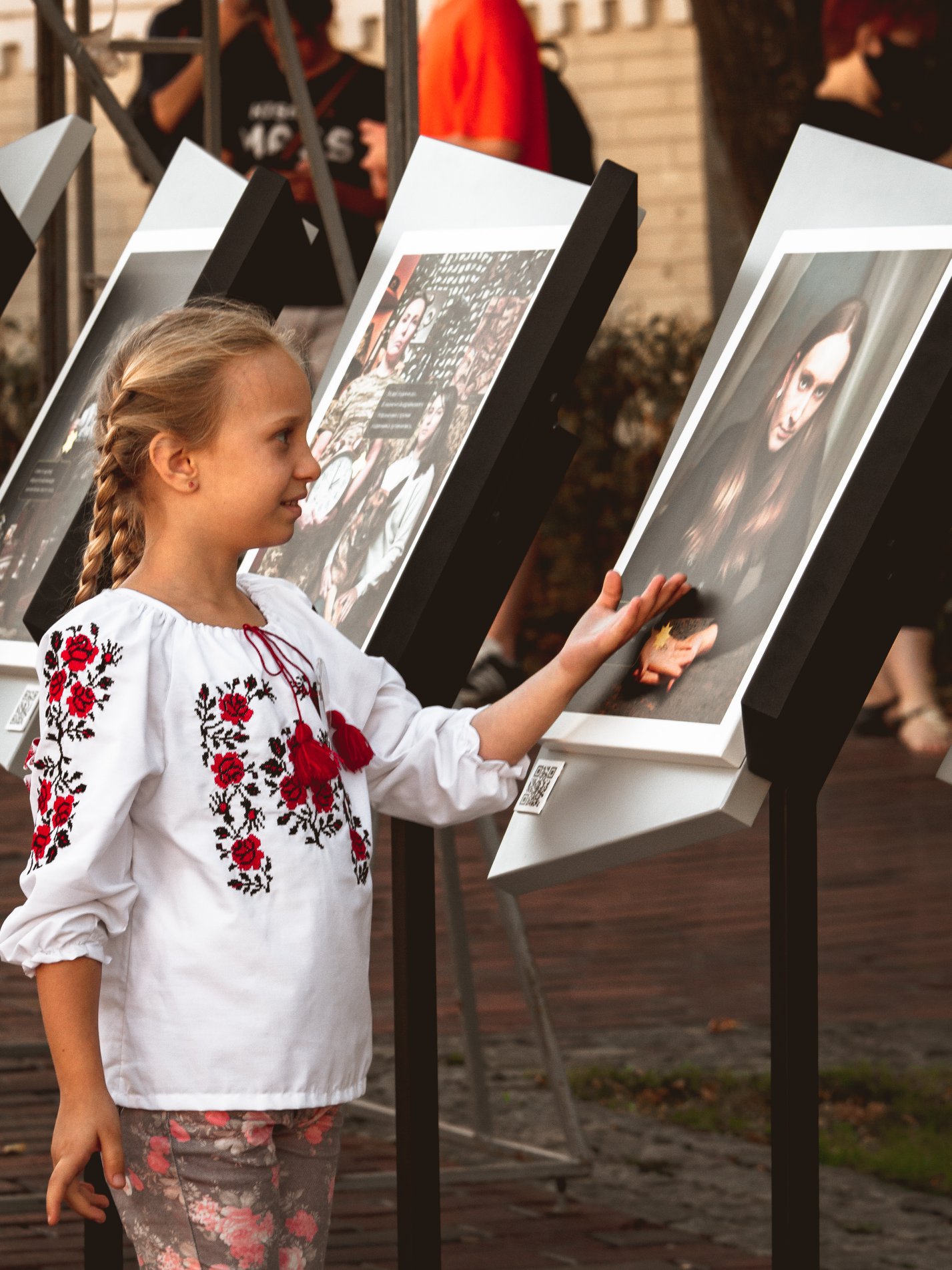 PLUS 1: traveling photo exhibition dedicated to the fallen Defenders of Ukraine ~~