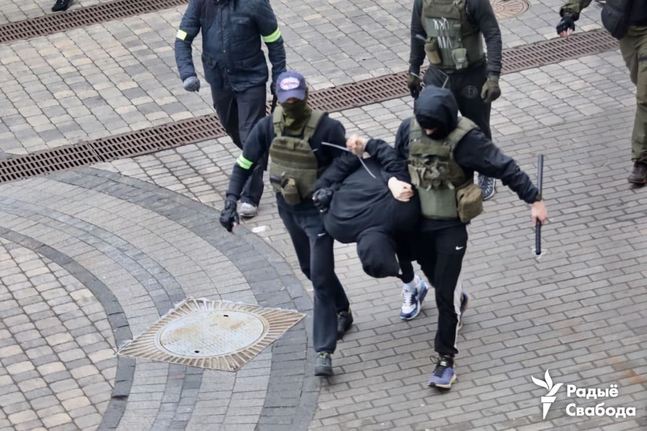 Lukashenka’s crackdown on protesters is increasingly brutal, over 1000 detained this Sunday ~~