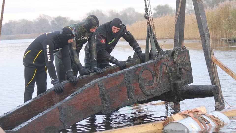 Remarkable find near Khortytsia. Underwater archaeologists raise ancient Cossack gun carriage to surface