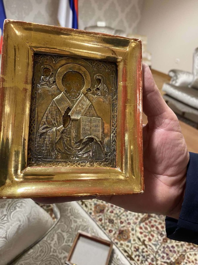 Bosnian Serb Chairman Dodik presents Russian Foreign Minister Lavrov with 300 year old Ukrainian icon