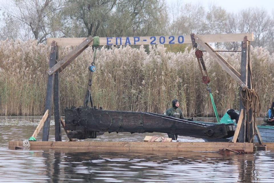 Remarkable find near Khortytsia. Underwater archaeologists raise ancient Cossack gun carriage to surface ~~