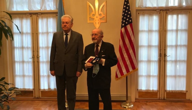 Ukrainian who enabled computer revolution awarded Ukraine’s highest honor in New York