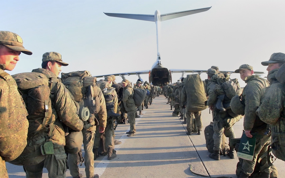 Soldiers of the Russian Airborne Troops (VDV) boarding a military transport plane. Source: mil.ru