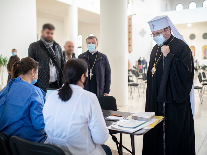 Ukraine opens first vaccination center in church amid surging COVID-19 mortality ~~