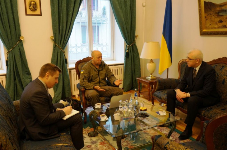 Ambassador of Ukraine to Lithuania Volodymyr Yatsenkivskyi discussing with Jonas Ohman, head of NGO BLUE/YELLOW. activities of his NGO. Vilnius, Lithuania, 16 March 2016. Photo: lithuania.mfa.gov.ua ~