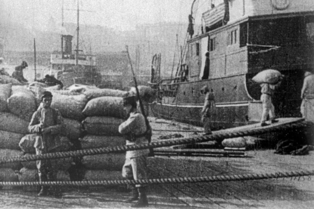 Loading of wheat on French ships in the port of Odesa, February-March 1919. Source: TsDKFFA of Ukraine named after H. Pshenychnyi ~